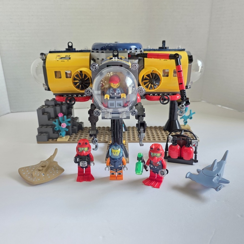 LEGO CITY: Ocean Exploration Base (60265) 99% Complete With Minifigs As Shown
